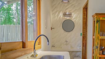 Estudio estándar | Baño | Ducha, secador de pelo y toallas