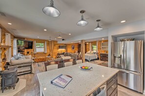 Interior - Cozy Wisconsin Studio, 11 Mi to Lake Geneva! (Burlington)