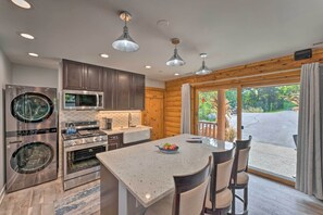 Fridge, microwave, stovetop, dishwasher - Cozy Wisconsin Studio, 11 Mi to Lake Geneva! (Burlington)