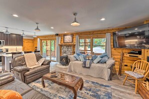 TV, fireplace, DVD player, video library - Cozy Wisconsin Studio, 11 Mi to Lake Geneva! (Burlington)