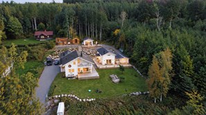 Une grande maison à plusieurs étages, dotée d’une pelouse bien entretenue et d’une allée.