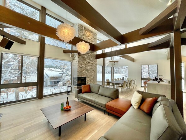 Chalet familiar | Área de sala de estar | Smart TV de 70 pulgadas con canales digitales, televisión y chimenea 