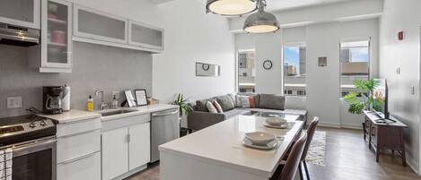 Refrigerador, microondas, horno y parrilla de estufa