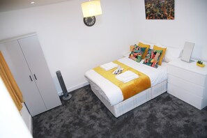 2 bedrooms, iron/ironing board, WiFi, bed sheets - Apartment - Sleeps 5 & Free Parking (Harrow)