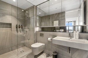 Deluxe Apartment | Bathroom