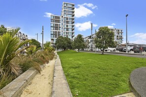 A modern apartment building with a flat roof and multiple balconies. - Chic contemporary in Wynyard Quarter (Auckland)