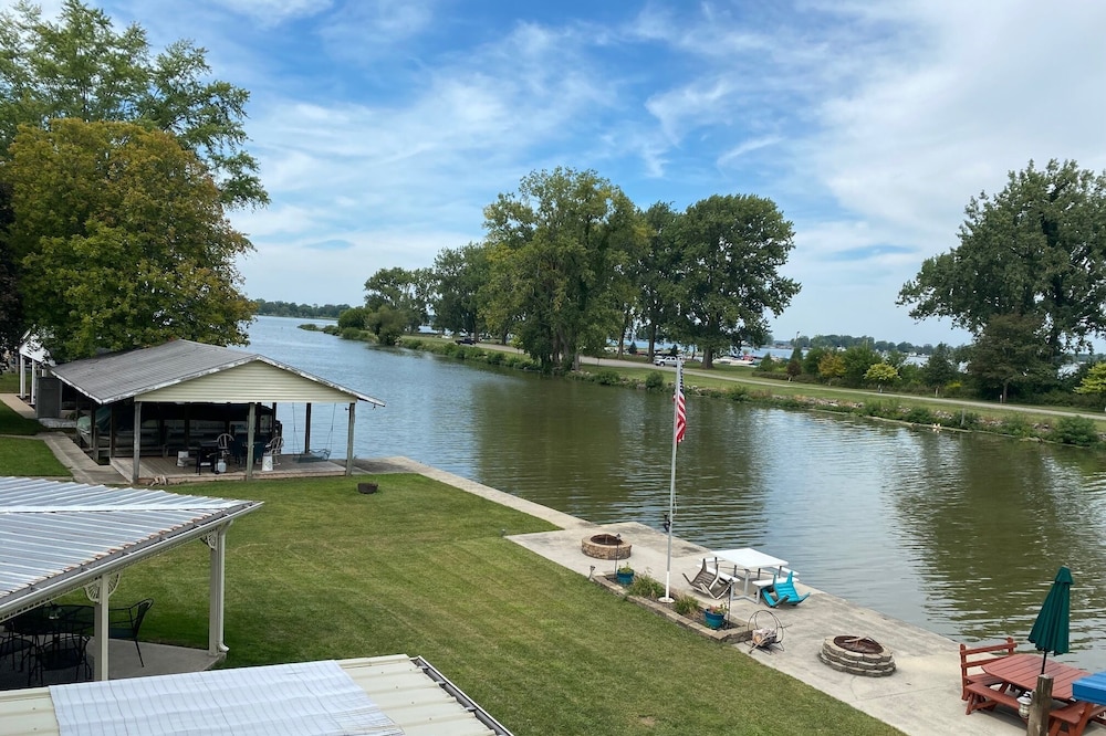 Sunset Hideaway located on no wake canal w/close access to boat launch&main lake