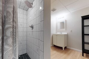 Bathtub, hair dryer, soap, shampoo - FAMILY FRIENDLY 7-Bed 3.5 Bath, Office, WIFI, Pool, BBQ, Patio VACATION PROPERTY (Whitby)