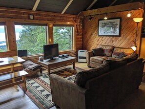 TV, DVD player, books - Private Cabin with a View! (Homer)