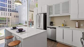 Refrigerador, microondas, horno y parrilla de estufa