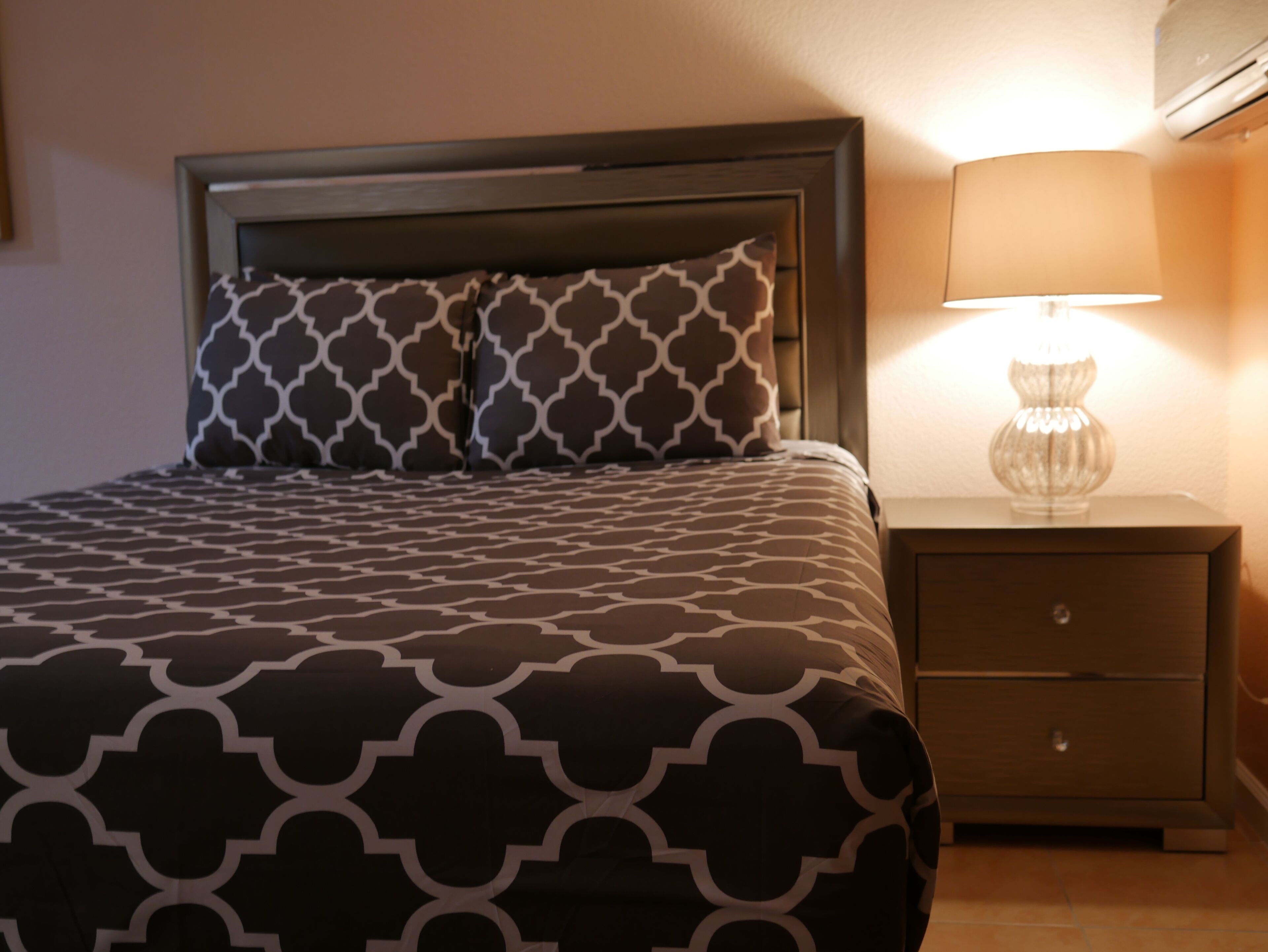 1 غرفة نوم وخزنة داخل الغرفة ومكواة/لوح كي وواي فاي مجانًا