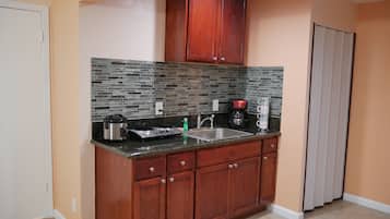 Microondas, parrilla de estufa, utensilios de cocina y toallas de papel