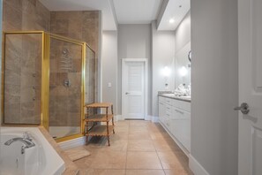 Douche, baignoire à jets, serviettes fournies