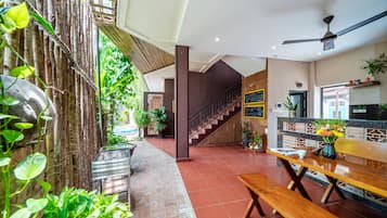 Deluxe-villa | Privat køkken | Elkedel, køkkentøj/tallerkener/redskaber