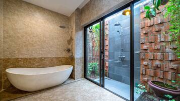 Deluxe Villa | Bathroom | Separate tub and shower, hydromassage showerhead, free toiletries