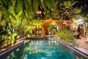 10 outdoor pools