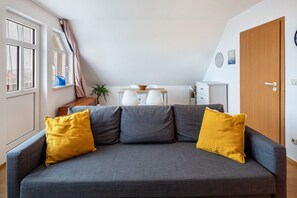 TV, video games - Apartment "am Hainich" with Private Balcony & Wi-Fi (Craula)