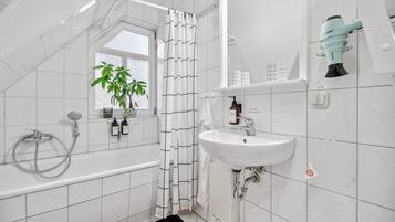 Badewanne, Haartrockner, Handtücher