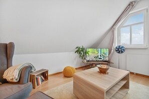 TV, video games - Apartment "am Hainich" with Private Balcony & Wi-Fi (Craula)