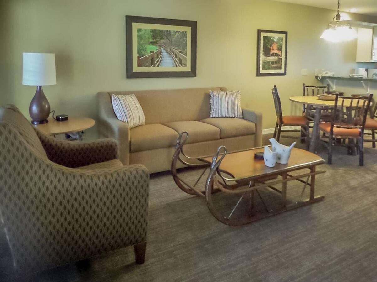 CLOSE TO ALL ATTRACTIONS - FULL KITCHEN + POOL