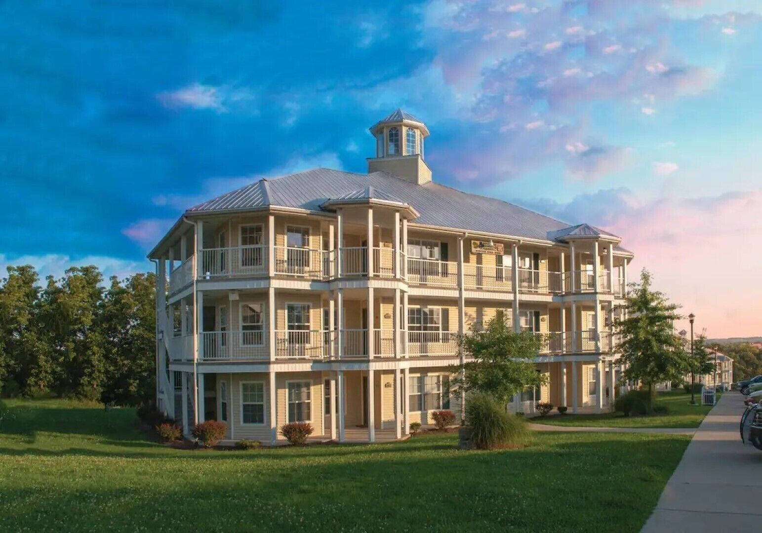 CLOSE TO ALL ATTRACTIONS - FULL KITCHEN + POOL