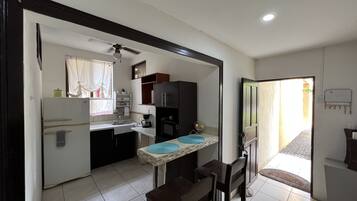 Refrigerador, microondas, cafetera/tetera, utensilios de cocina