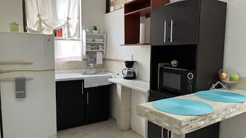 Refrigerador, microondas, cafetera/tetera, utensilios de cocina