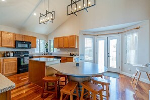 Fridge, microwave, oven, stovetop - Pool w/Slide~HotTub~BBQ~Firepit~UHadMe at Gilbert (Gilbert)