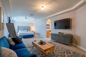 6 bedrooms, iron/ironing board, travel crib, free WiFi - Pool w/Slide~HotTub~BBQ~Firepit~UHadMe at Gilbert (Gilbert)