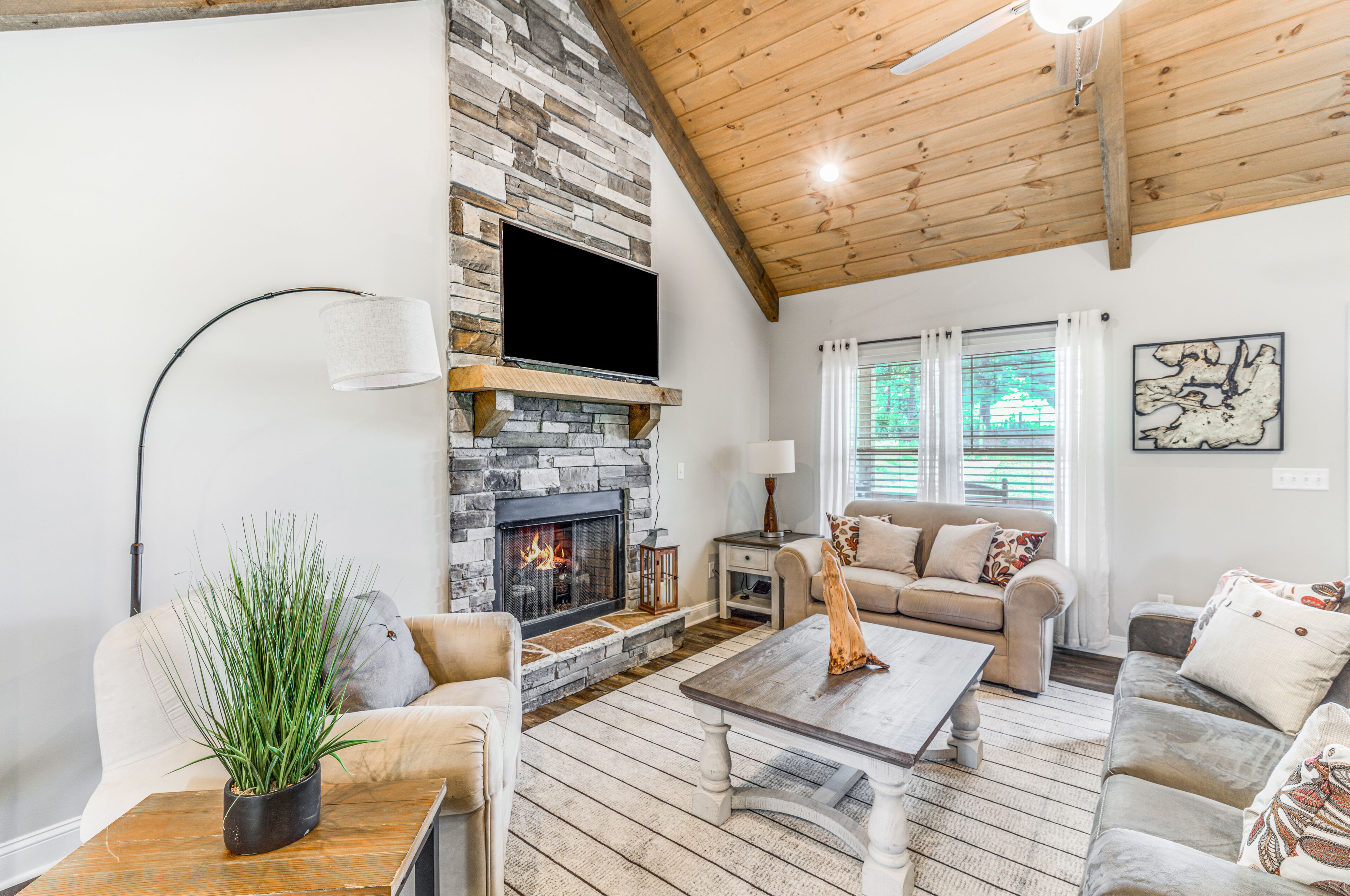 Cozy one-level mountain getaway near town with fireplace,  AC & washer/dryer