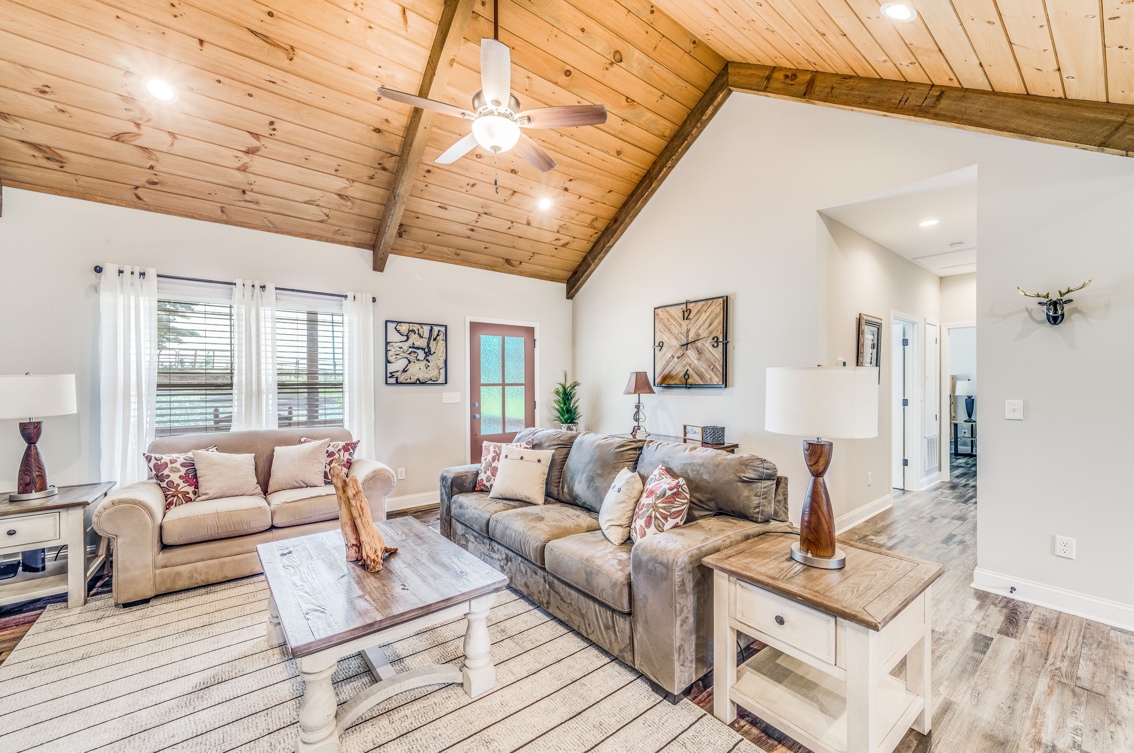 Cozy one-level mountain getaway near town with fireplace,  AC & washer/dryer