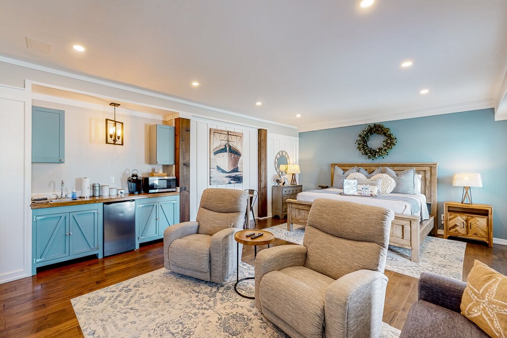 Lovely studio with a kitchenette, shared patio, firepit, & outdoor shower