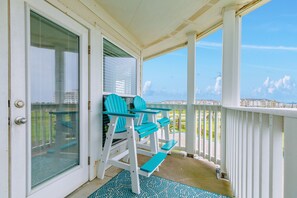 Property grounds - Gulf-view condo in beachfront complex with balcony, pool, hot tub, & central AC (Galveston)