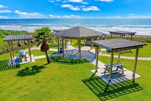 Property grounds - Gulf-view condo in beachfront complex with balcony, pool, hot tub, & central AC (Galveston)