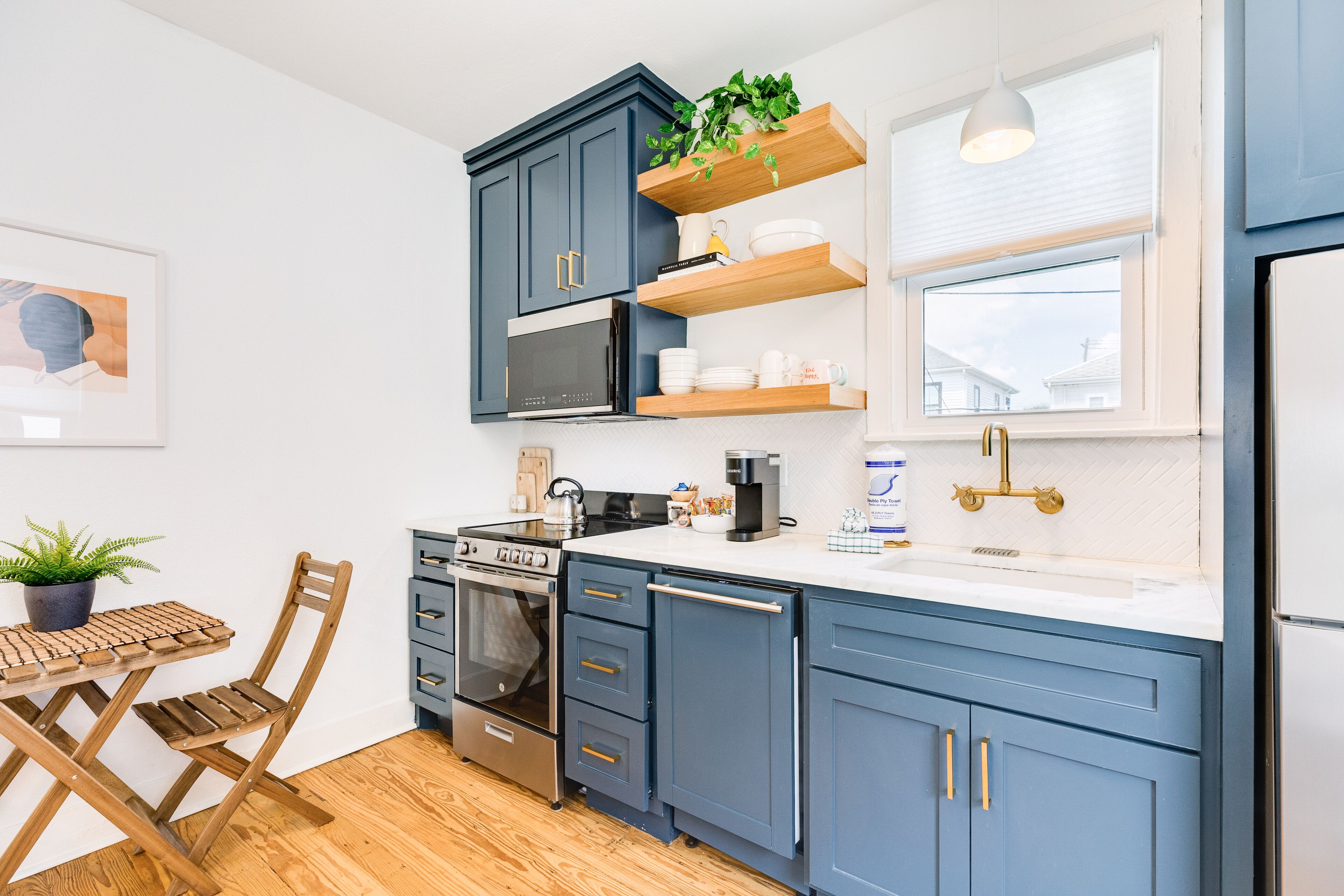 Modern 2nd-story duplex with shared backyard patio & W/D -1 block from beach