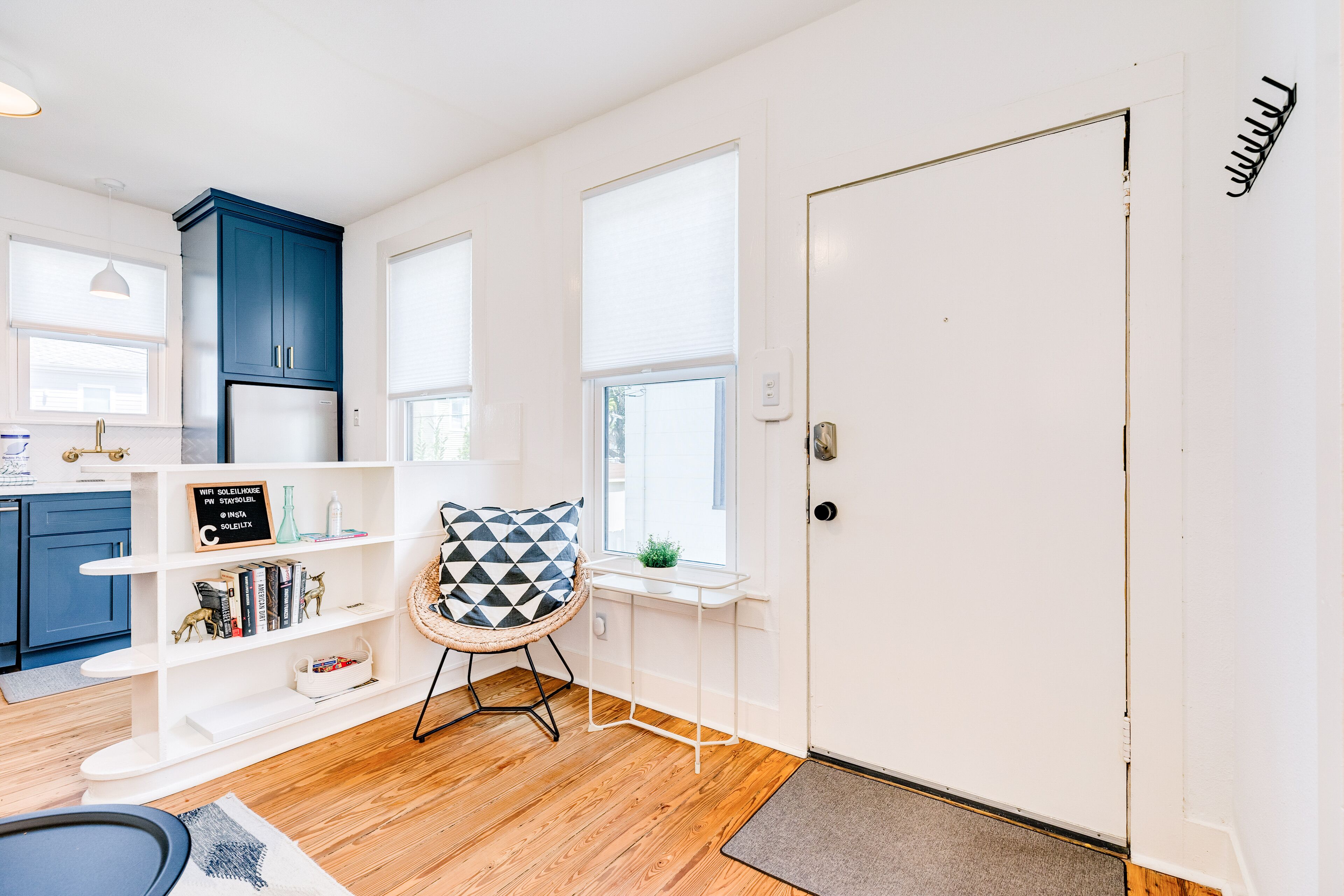 Modern 2nd-story duplex with shared backyard patio & W/D -1 block from beach