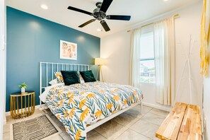 2 bedrooms, iron/ironing board, Internet, bed sheets - Comfortable duplex with large 2nd floor deck, W/D, central AC-1 block from beach (Galveston)