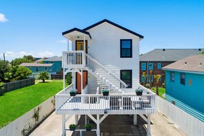 Exterior - Comfortable duplex with large 2nd floor deck, W/D, central AC-1 block from beach (Galveston)