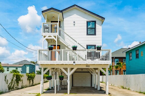 Charming dog-friendly rental with peekaboo ocean view & 1 block from beach