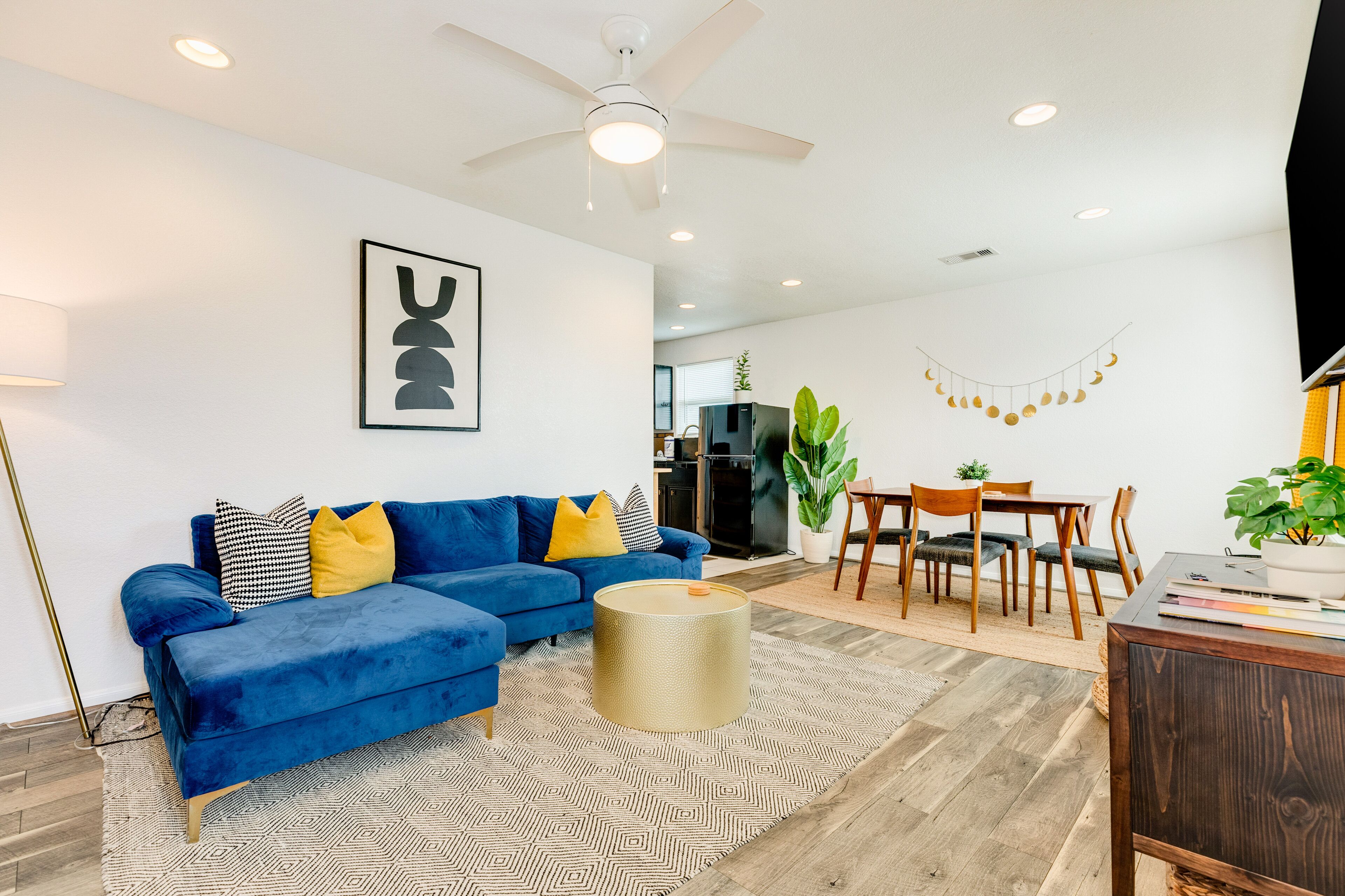 Charming rental with W/D, peekaboo ocean view, small patio-1 block from beach