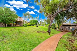 Property grounds - Cozy island getaway with access to pool, hot tub, & private washer/dryer (Maunaloa)
