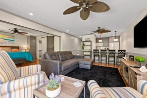 TV, books - Cozy island getaway with access to pool, hot tub, & private washer/dryer (Maunaloa)