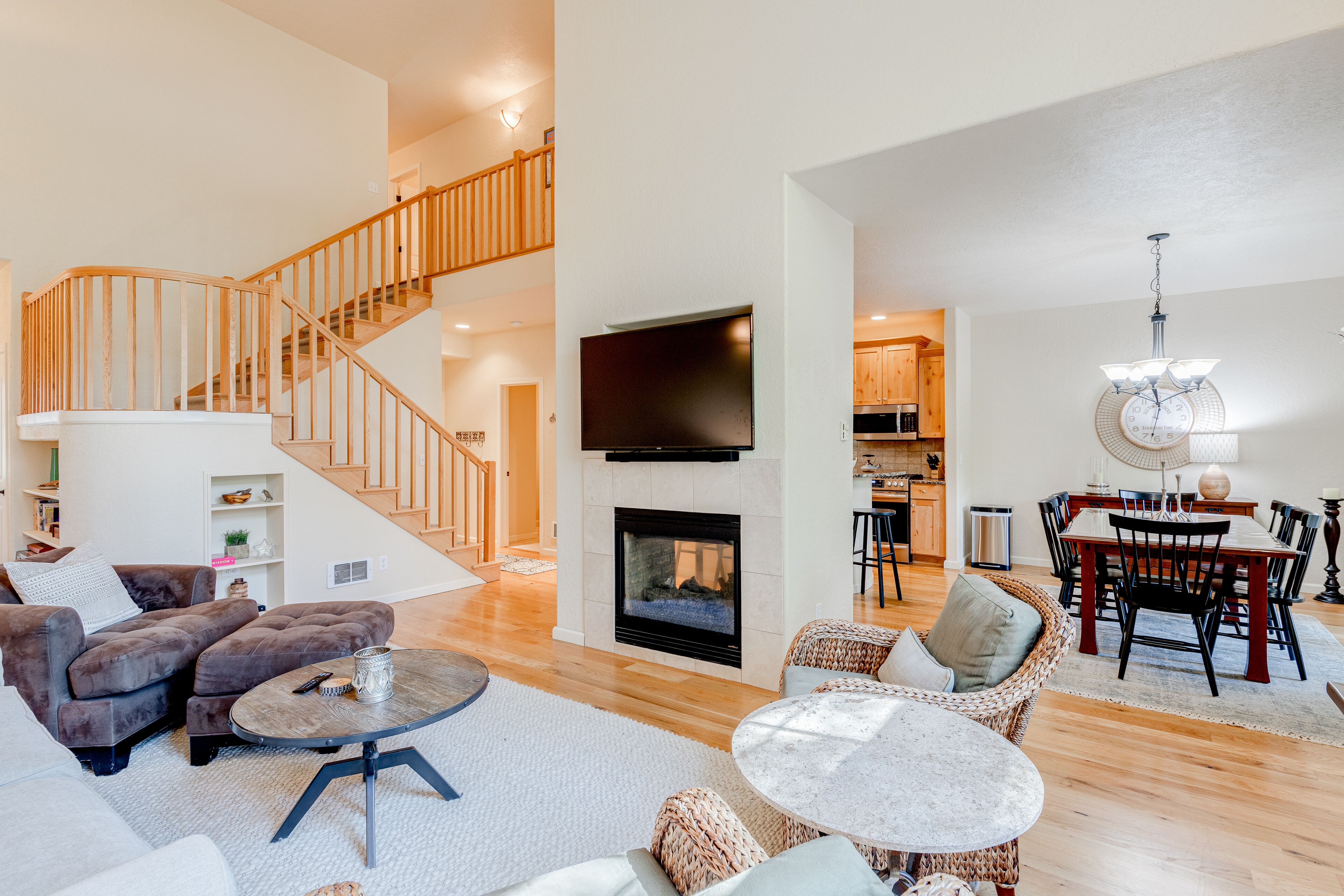 Modern home with a gas fireplace, jetted tub, spacious deck, & washer/dryer