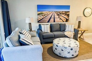 TV - Lakefront getaway with walk-out lanai, pool, tennis/Bocce courts & marina (North Naples)