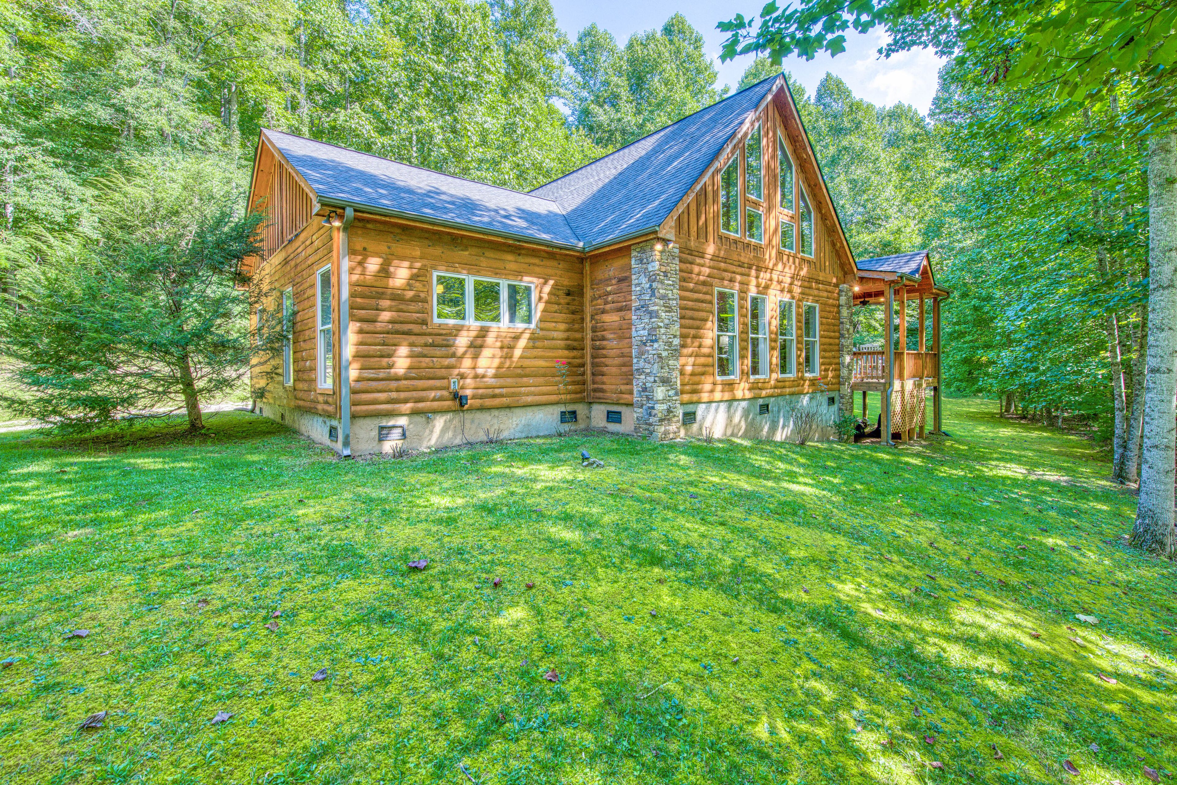 Modern log cabin with 10 acres of nature to explore + gas fireplace, private W/D