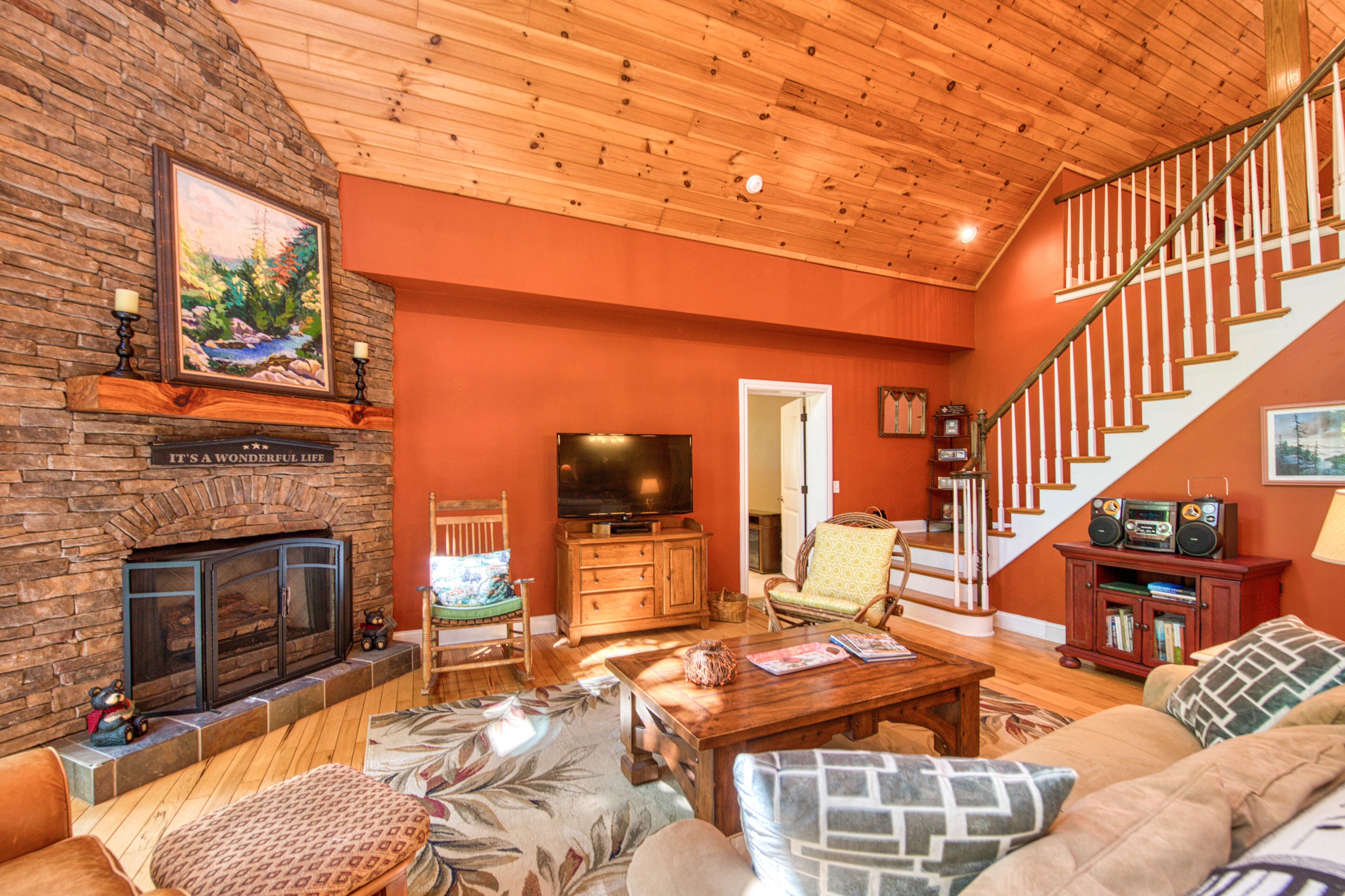 Modern log cabin with 10 acres of nature to explore + gas fireplace, private W/D