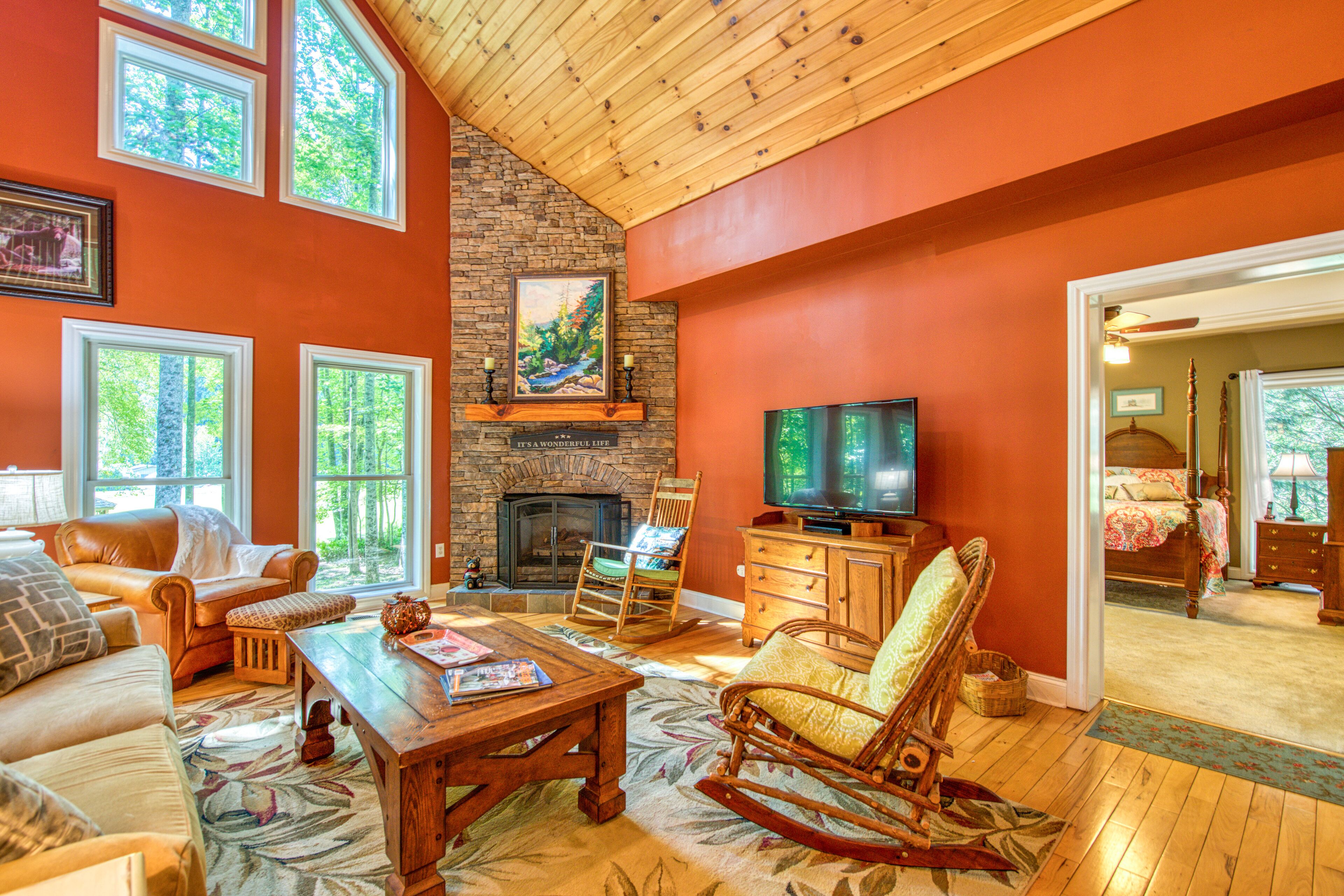 Modern log cabin with 10 acres of nature to explore + gas fireplace, private W/D