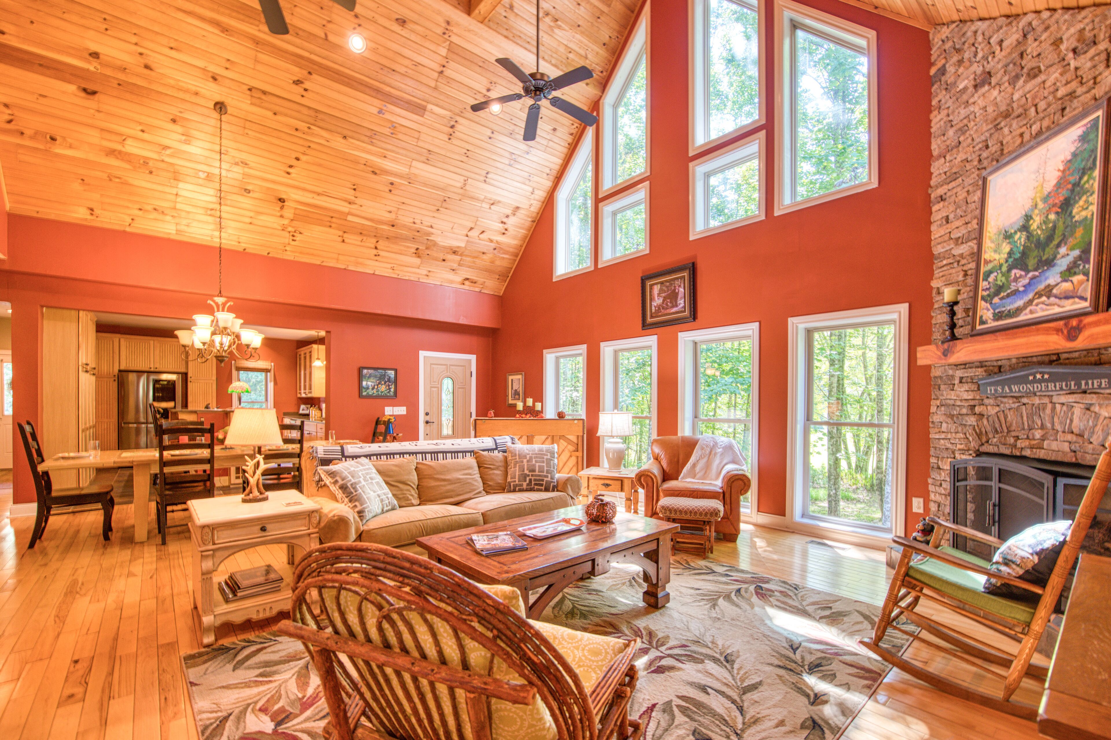 Modern log cabin with 10 acres of nature to explore + gas fireplace, private W/D