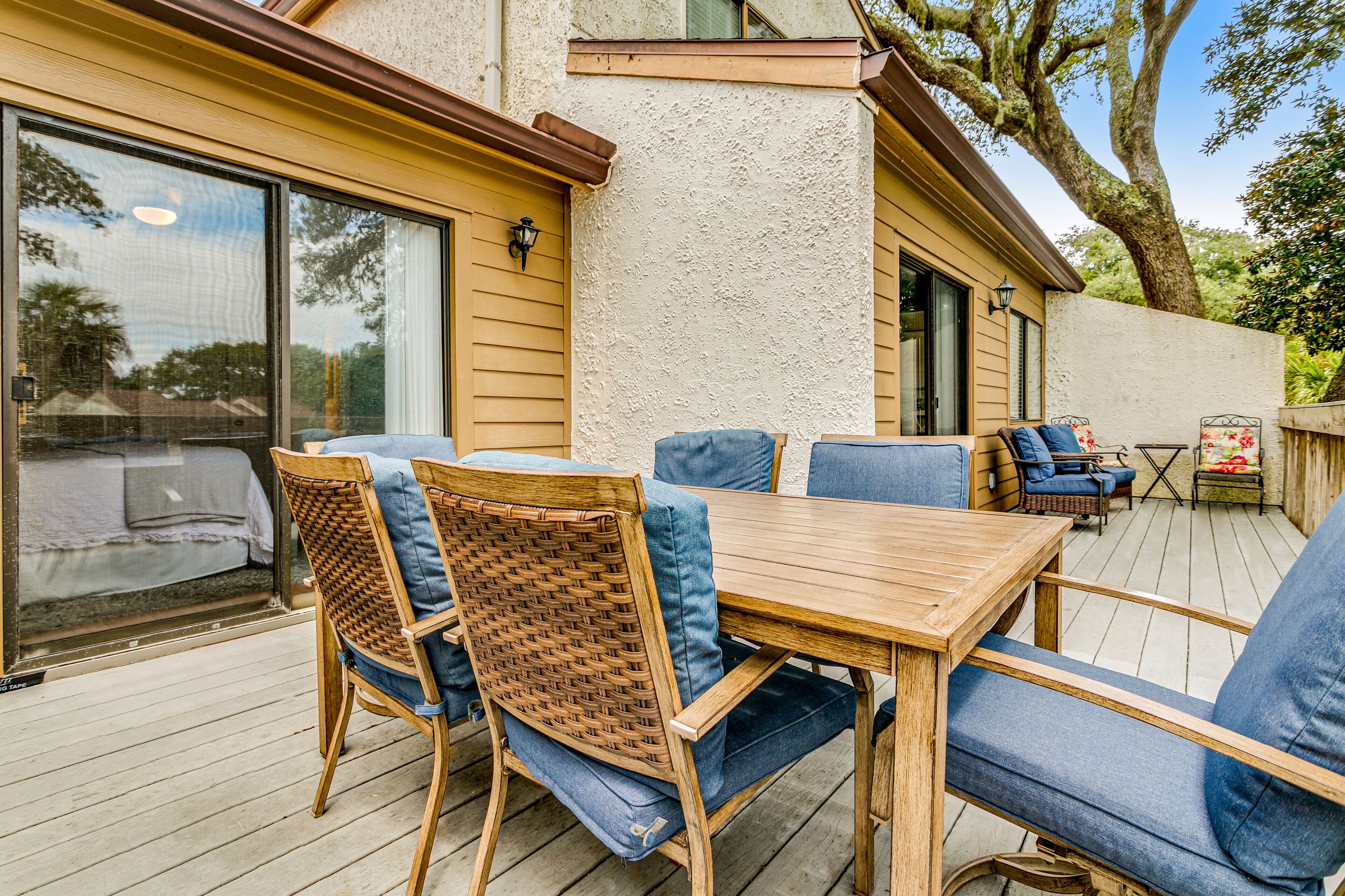 Comfy townhome with deck, WiFi, W/D, AC, pool & tennis - steps to beach