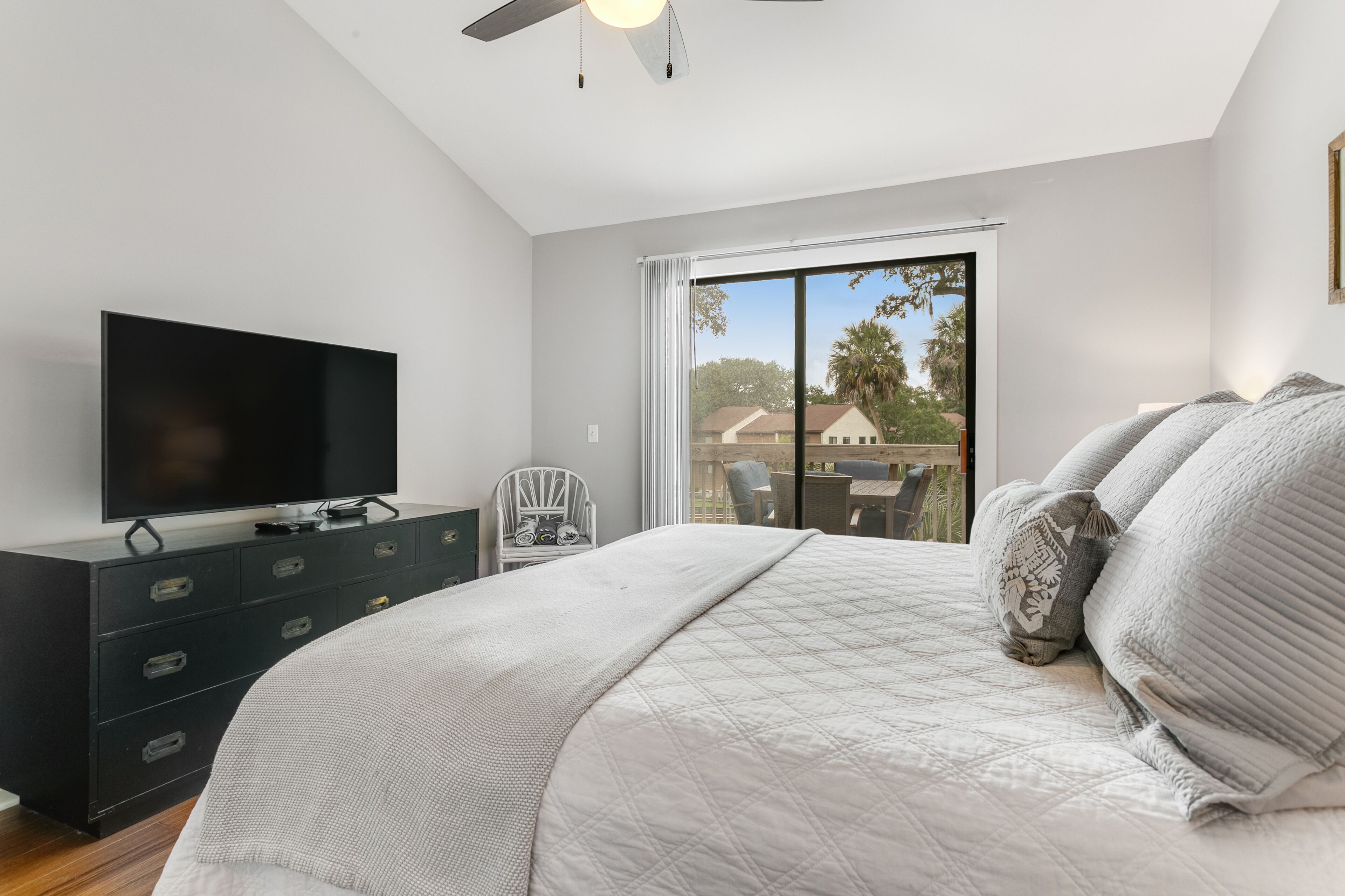 Comfy townhome with deck, WiFi, W/D, AC, pool & tennis - steps to beach